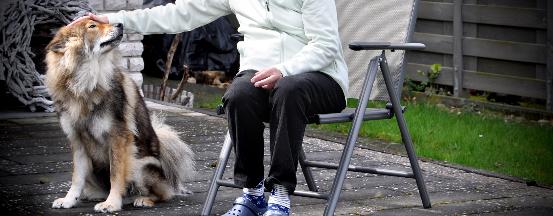 Tiergestützte Therapie mit Hunden: Therapiehund Céilí mit einer betagten Klientin